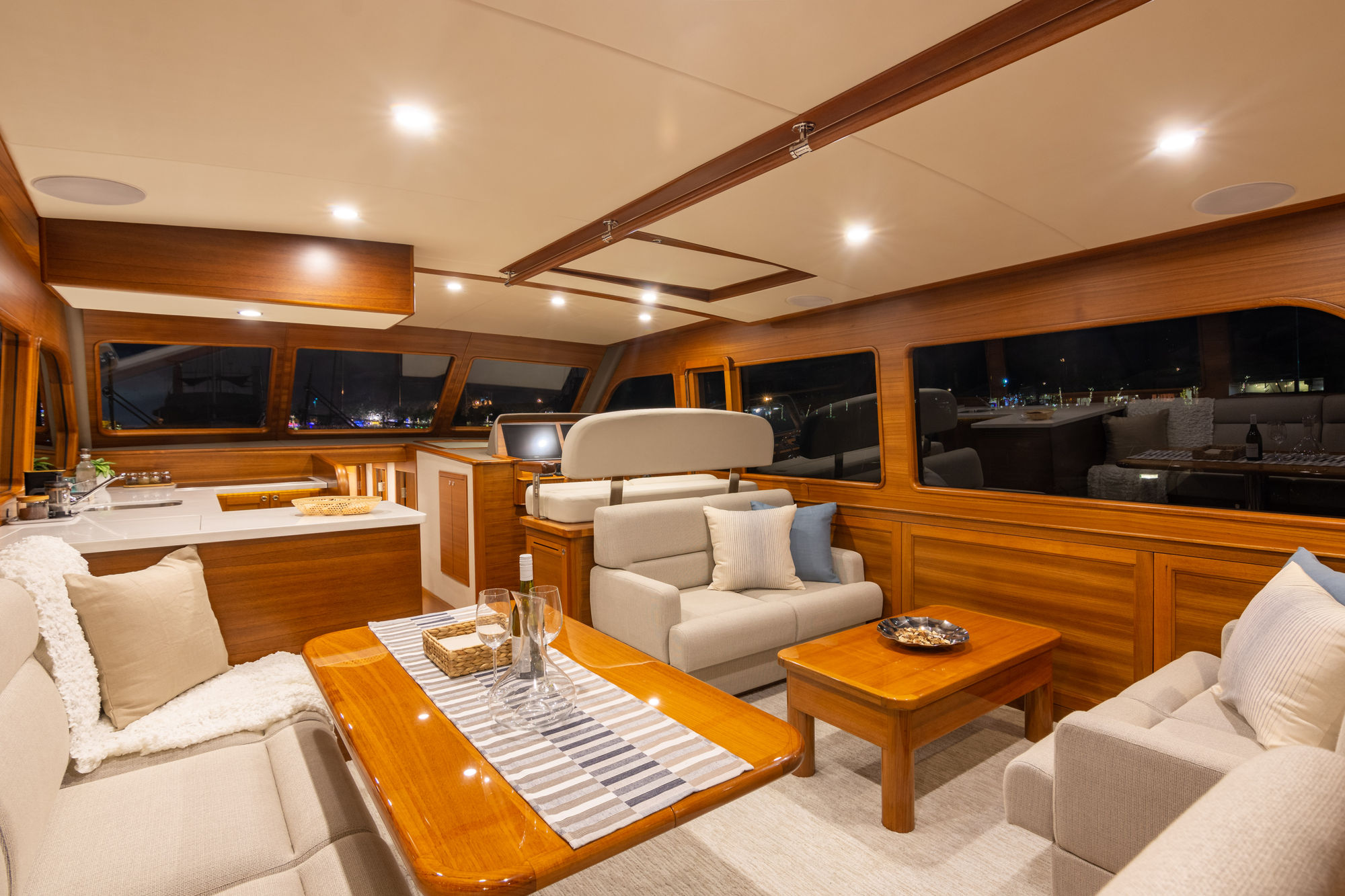 Grand Banks 54, salon met bank en tafel