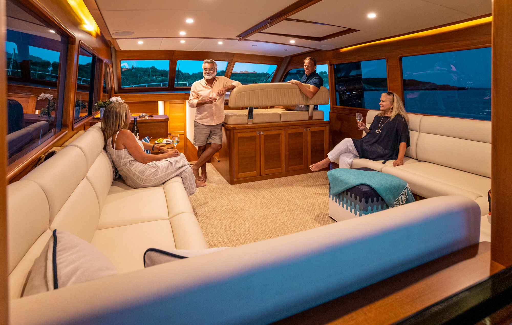 Grand Banks 54, salon met mensen en wijn