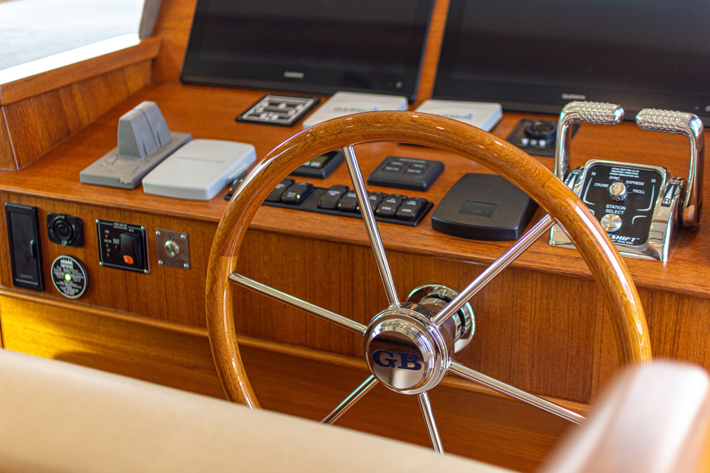 Grand Banks 54, stuurstand met houten stuurwiel en navigatieschermen