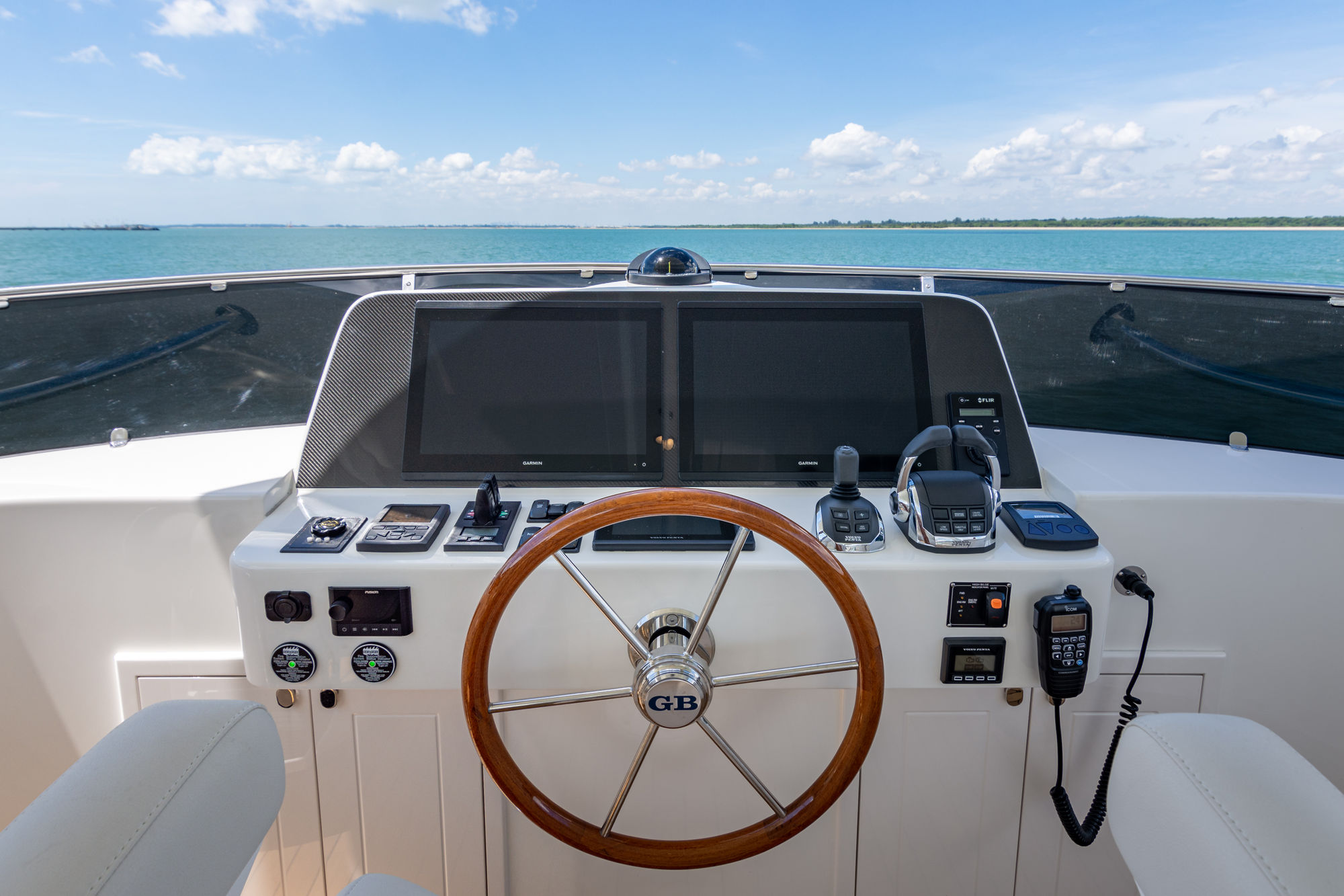 Grand Banks 54, stuurstand met navigatieschermen en stuurwiel
