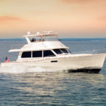 Grand Banks 60, boot varend bij zonsondergang