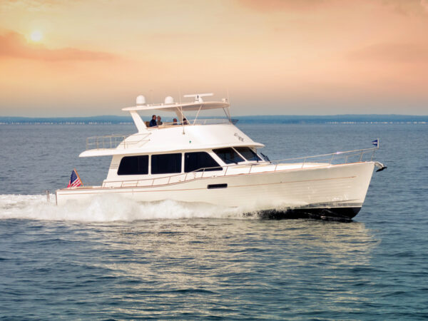 Grand Banks 60, boot varend bij zonsondergang