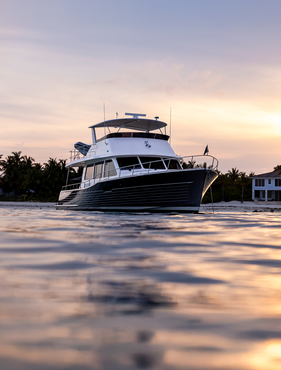 Grand Banks 62, boot afgemeerd bij zonsondergang