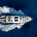Grand Banks 62, boot varend op zee vanuit vogelperspectief
