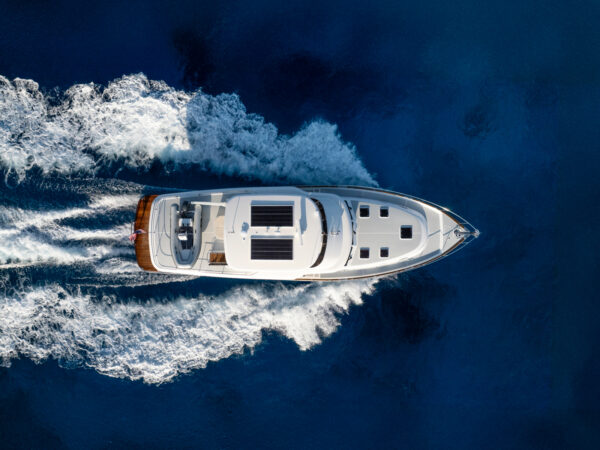 Grand Banks 62, boot varend op zee vanuit vogelperspectief
