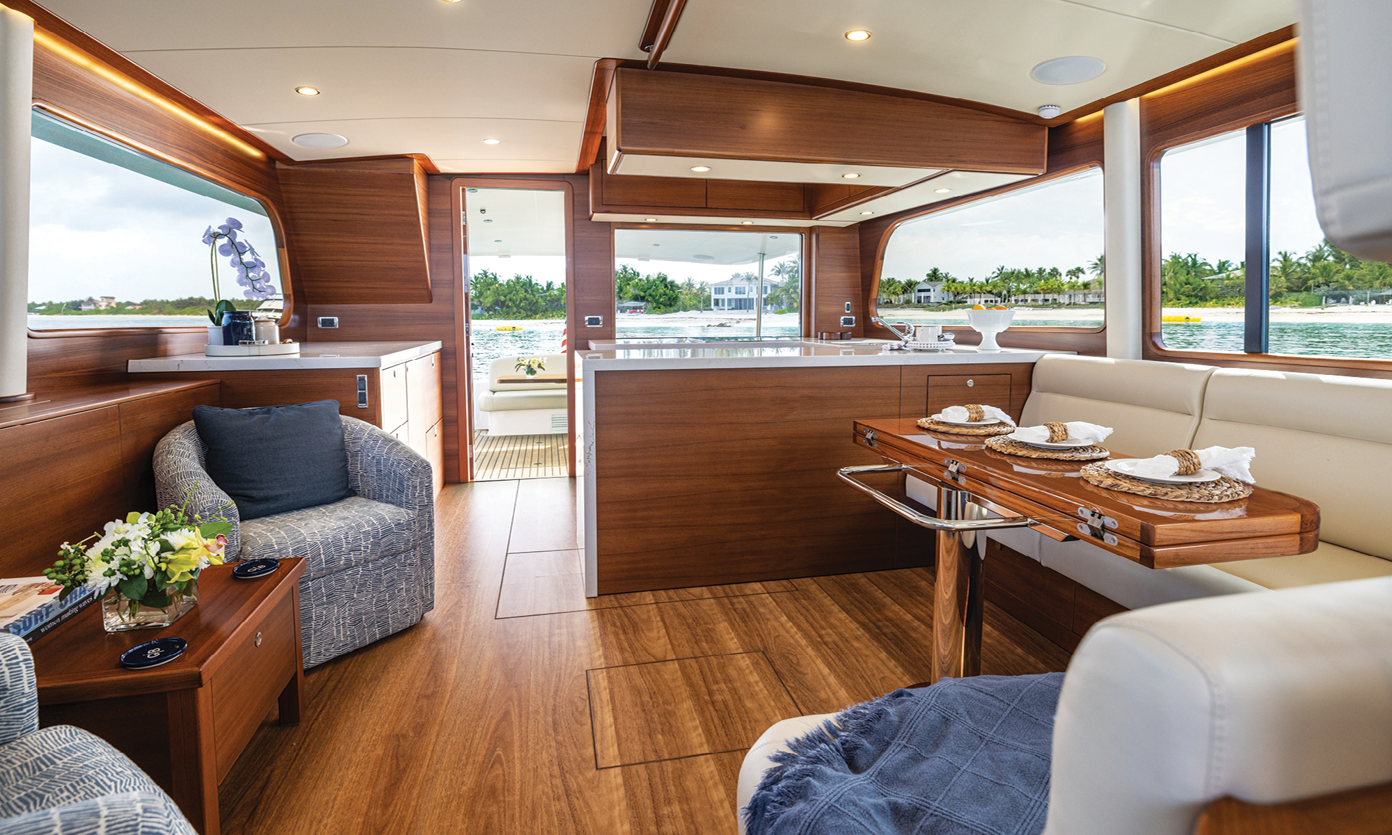 Grand Banks 62, kajuit met keuken en eettafel