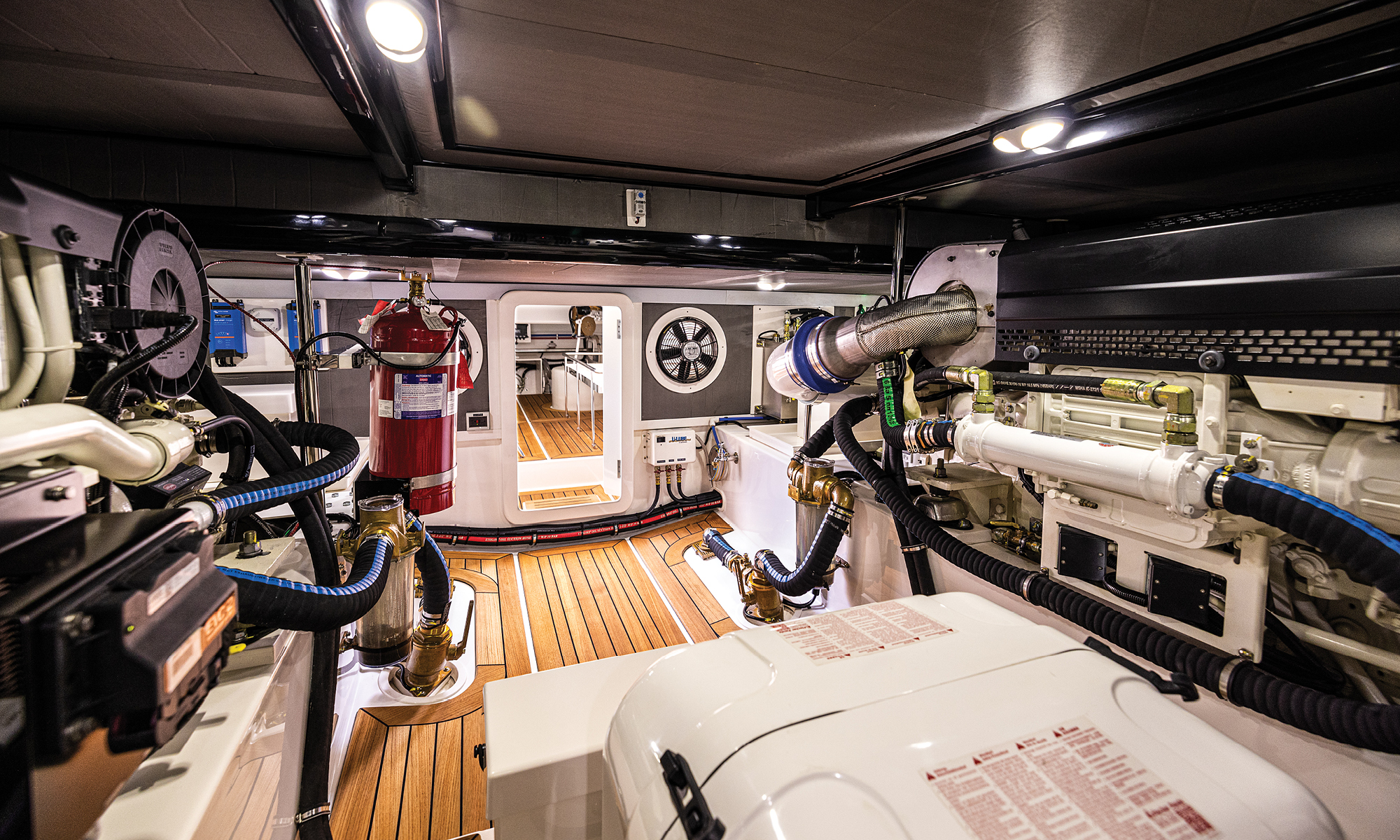 Grand Banks 62, motorruimte met leidingen en apparatuur