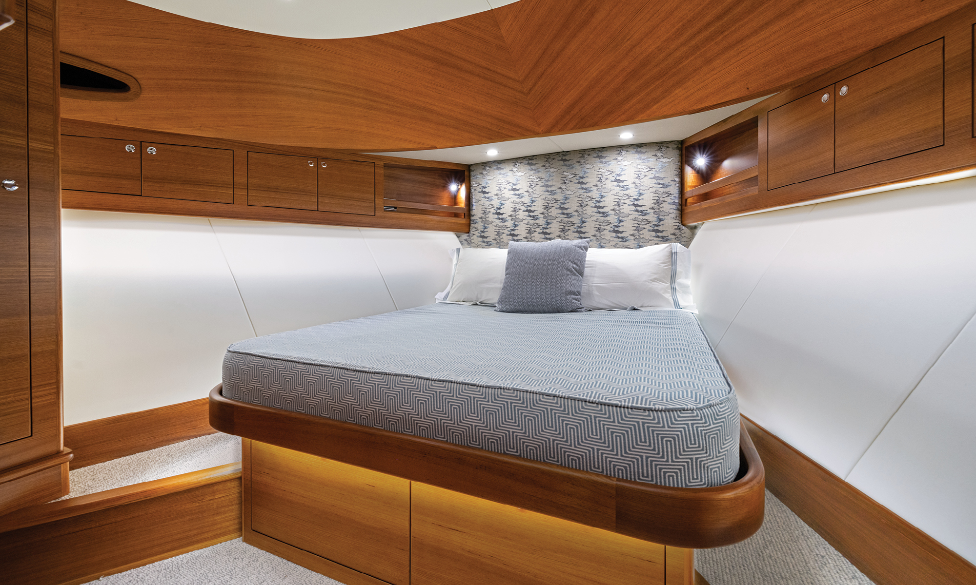 Grand Banks 62, slaapkajuit met bed en kastruimte