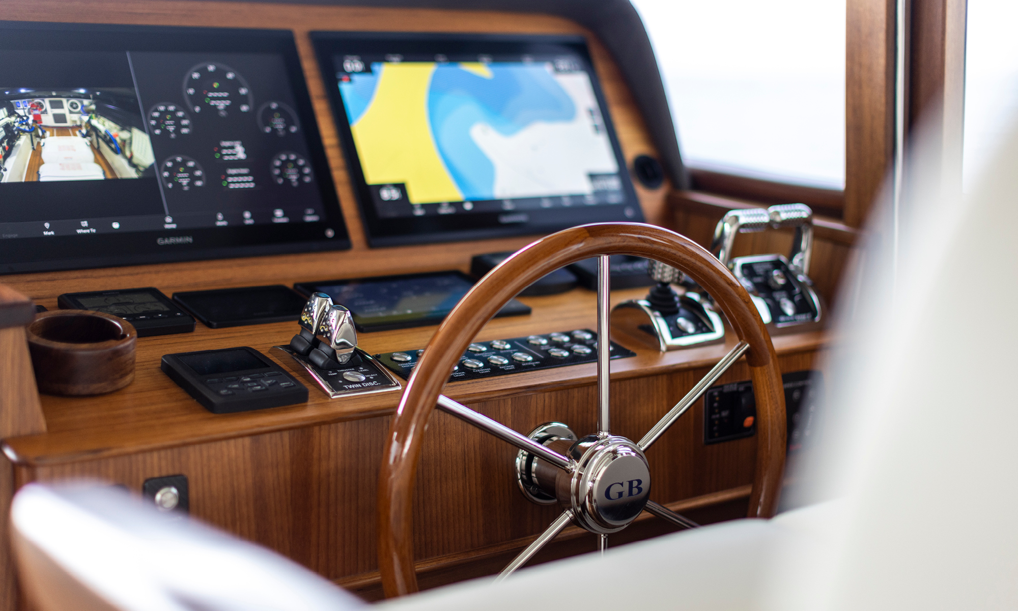 Grand Banks 62, stuurstand met navigatiescherm en stuurwiel