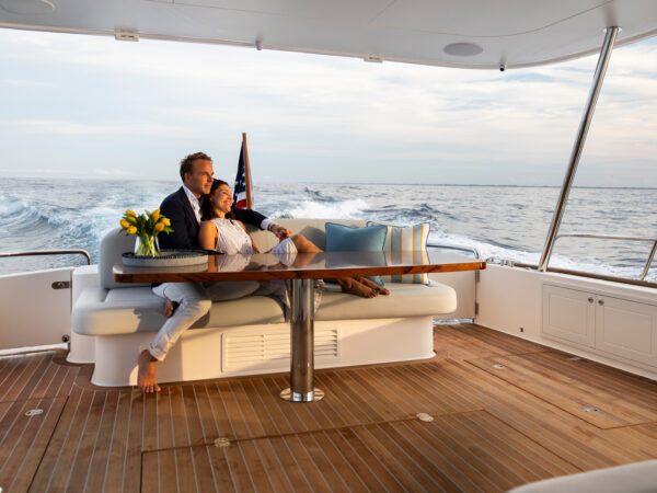 Grand Banks 65, stel ontspant achterdek jacht