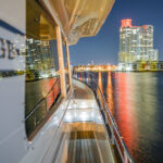 Grand Banks 70, achterdek boot nachtelijke skyline