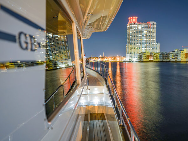 Grand Banks 70, achterdek boot nachtelijke skyline