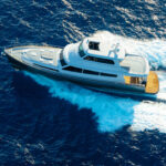 Grand Banks 85, jacht varend op zee met kielzog