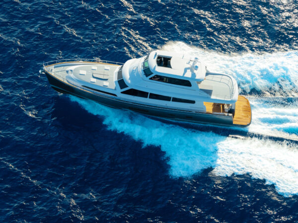 Grand Banks 85, jacht varend op zee met kielzog