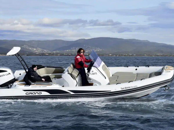 Grand G680, rib boot varend op zee