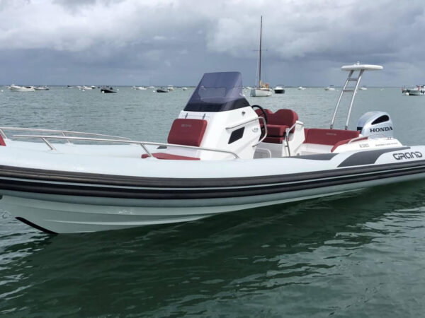 Grand G750, rib boot op water