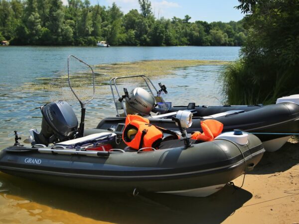 Grand S330, rubberboten aan oever