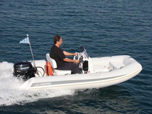 Grand S370NL, rubberboot varend op zee