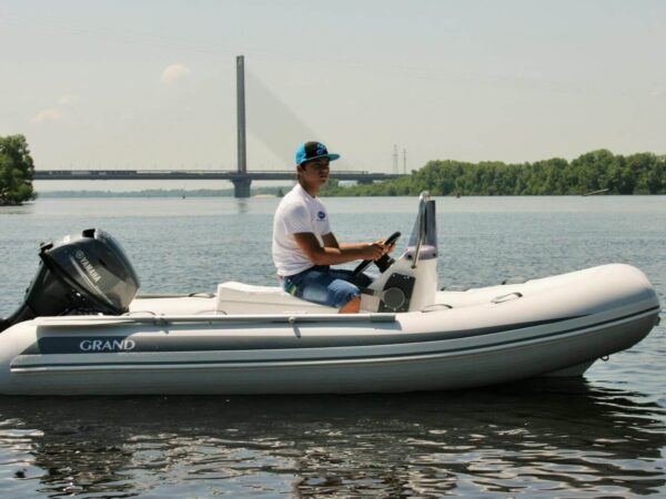 Grand S370NS, rubberboot met bestuurder op rivier