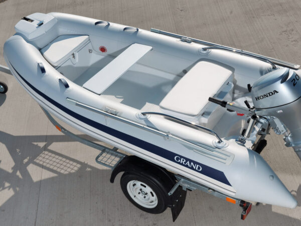 Grand S370N, rubberboot op trailer