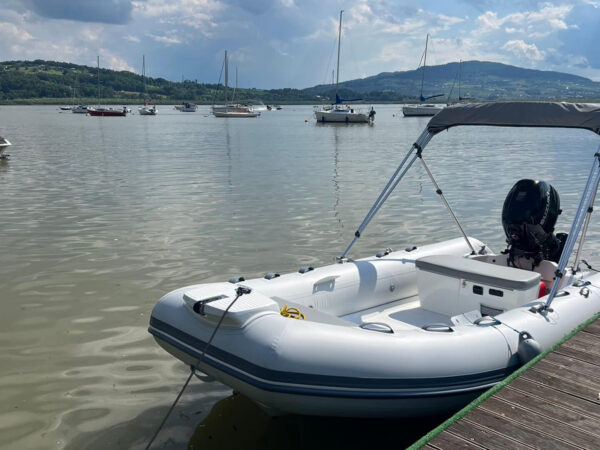 Grand S420N, rubberboot afgemeerd aan steiger