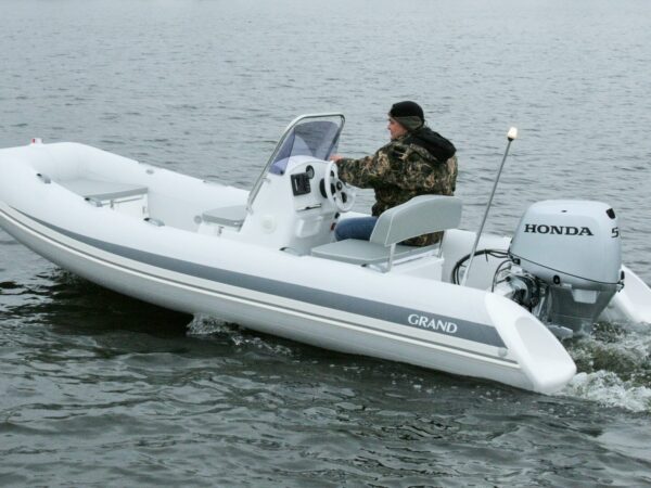 Grand S470NL, rubberboot vaart op water