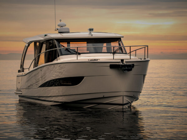 Greenline 39, boot op kalm water bij zonsondergang