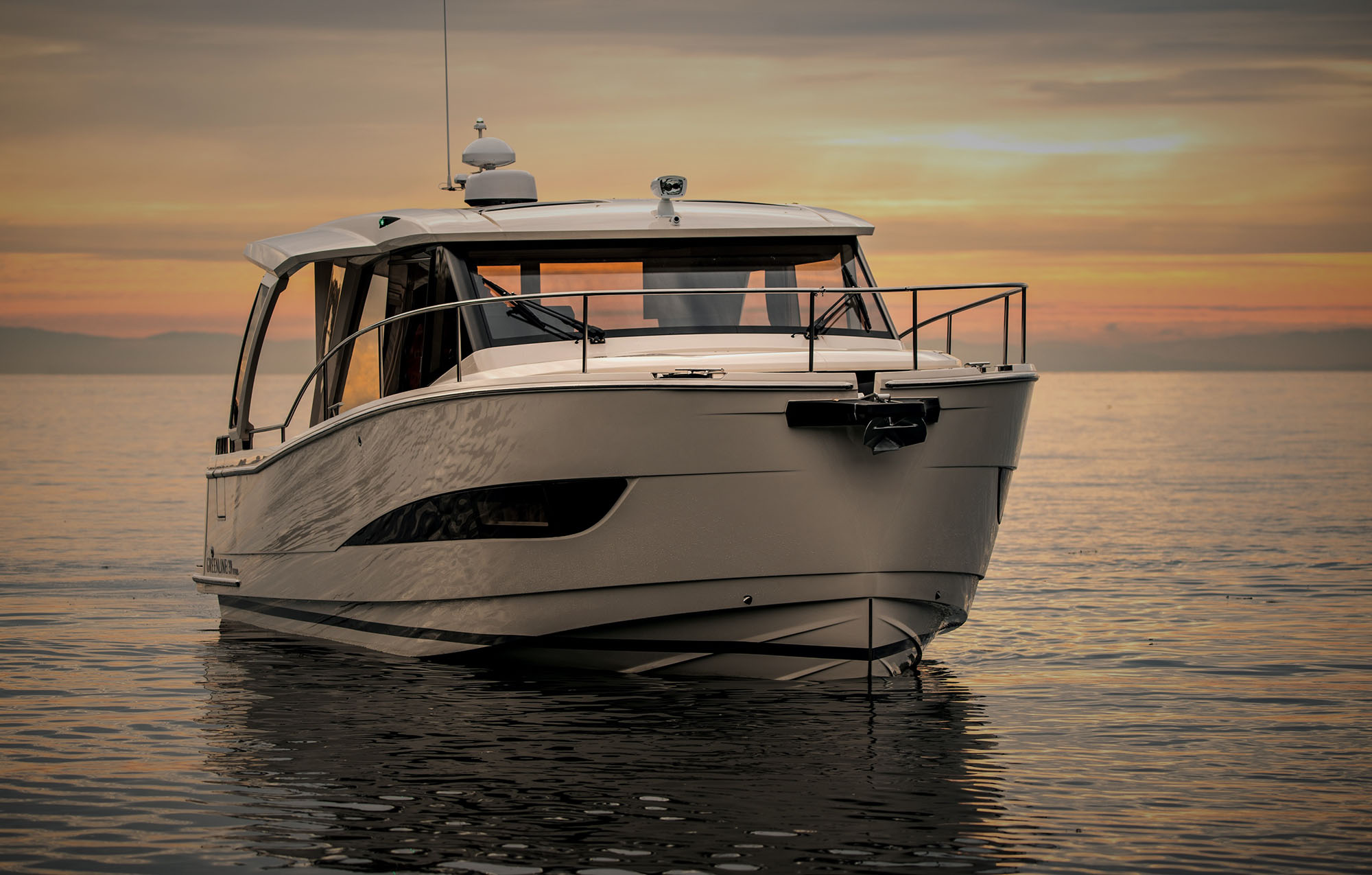 Greenline 39, boot op kalm water bij zonsondergang
