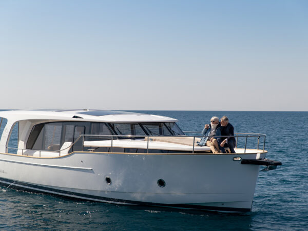 Greenline 40, boot varend op zee met stel