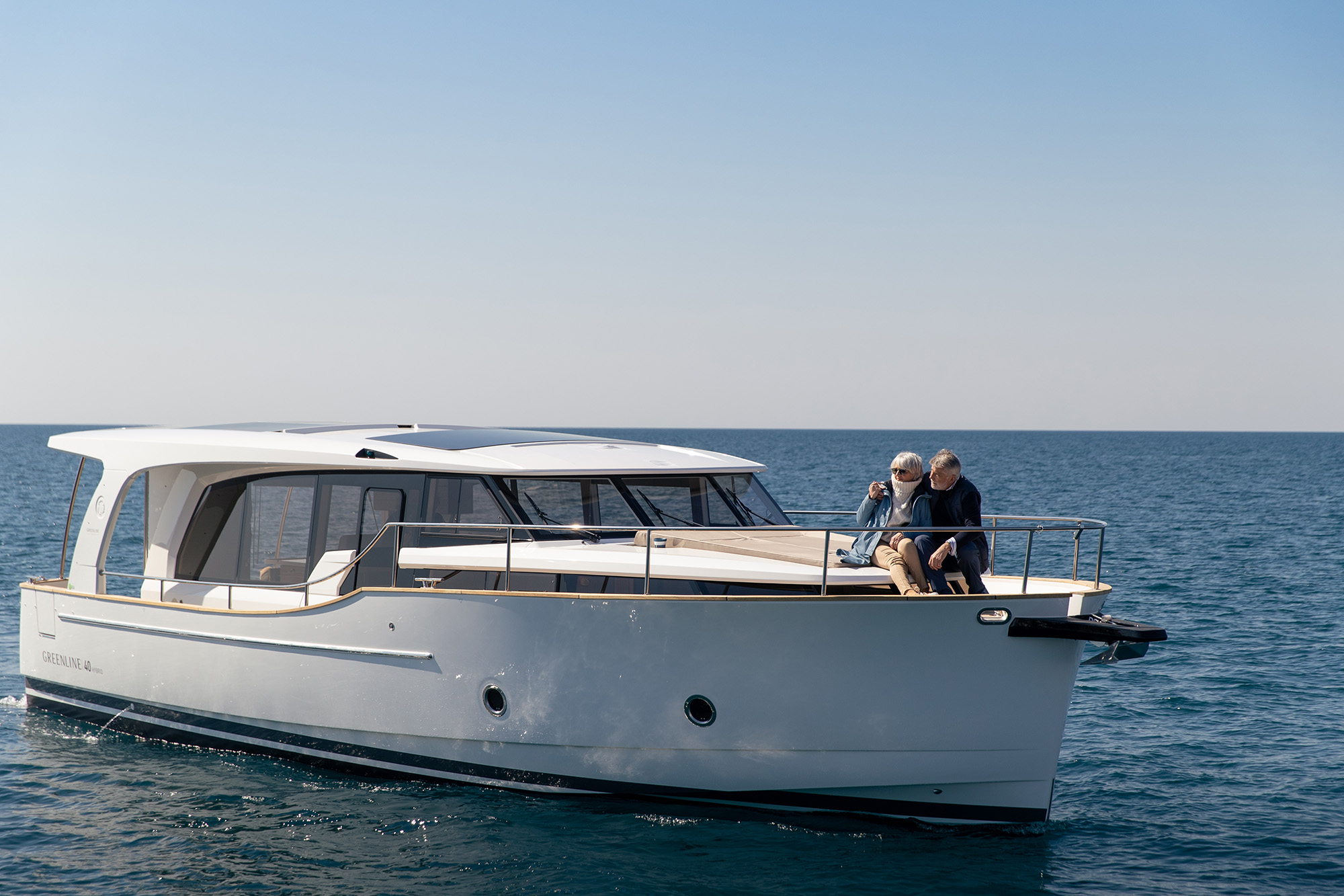 Greenline 40, boot varend op zee met stel