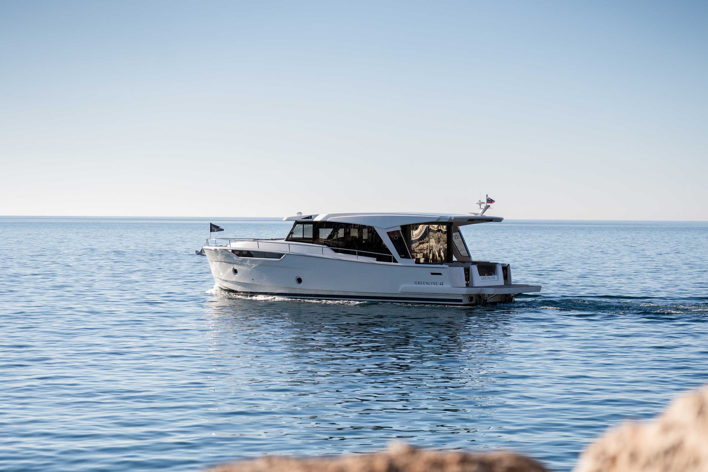 Greenline 42, witte motorboot varend op zee