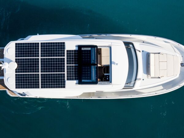 Greenline 45 Coupe, boot van bovenaf met zonnepanelen