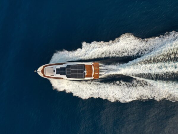 Greenline 45 Fly, boot varend met golven
