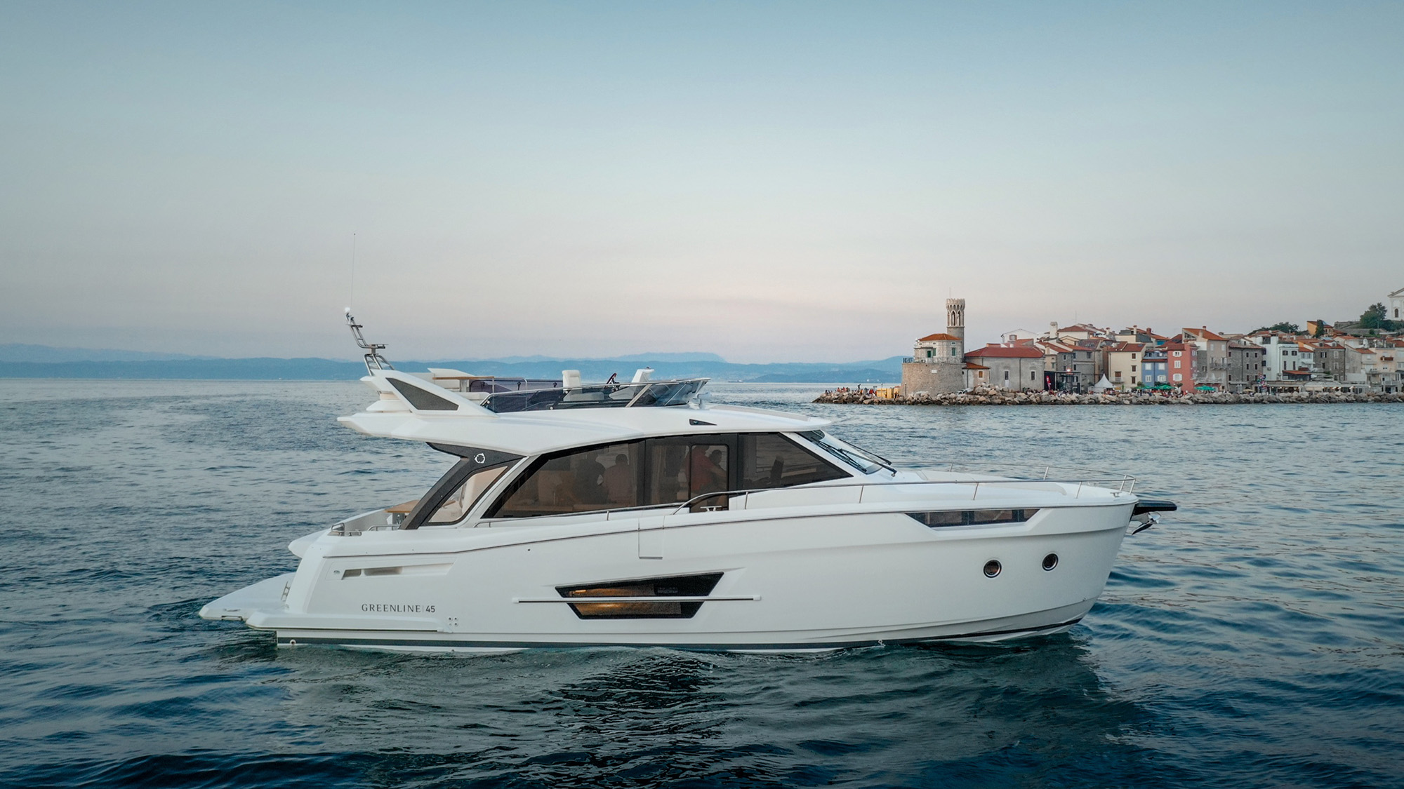 Greenline 45 Fly, jacht voor de kust