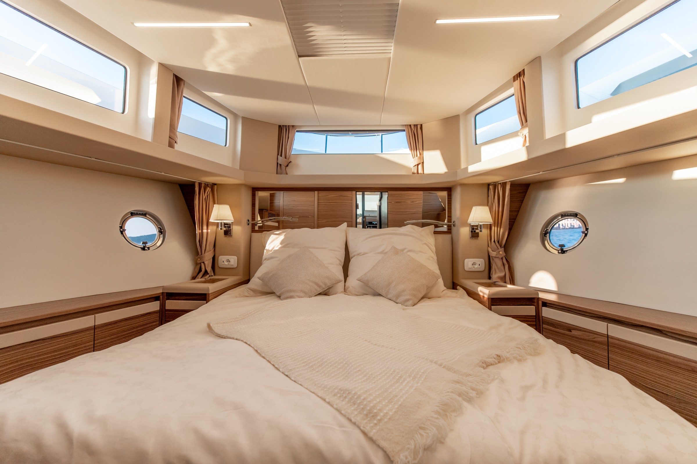 Greenline 45 Fly, slaapkamer met tweepersoonsbed en patrijspoorten