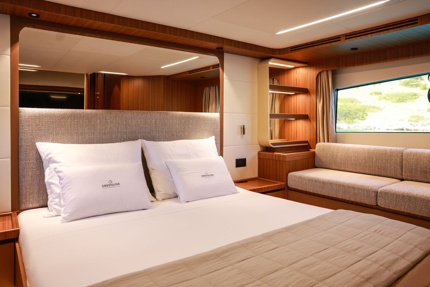 Greenline 58 Coupe, slaapkamer met bed en raam