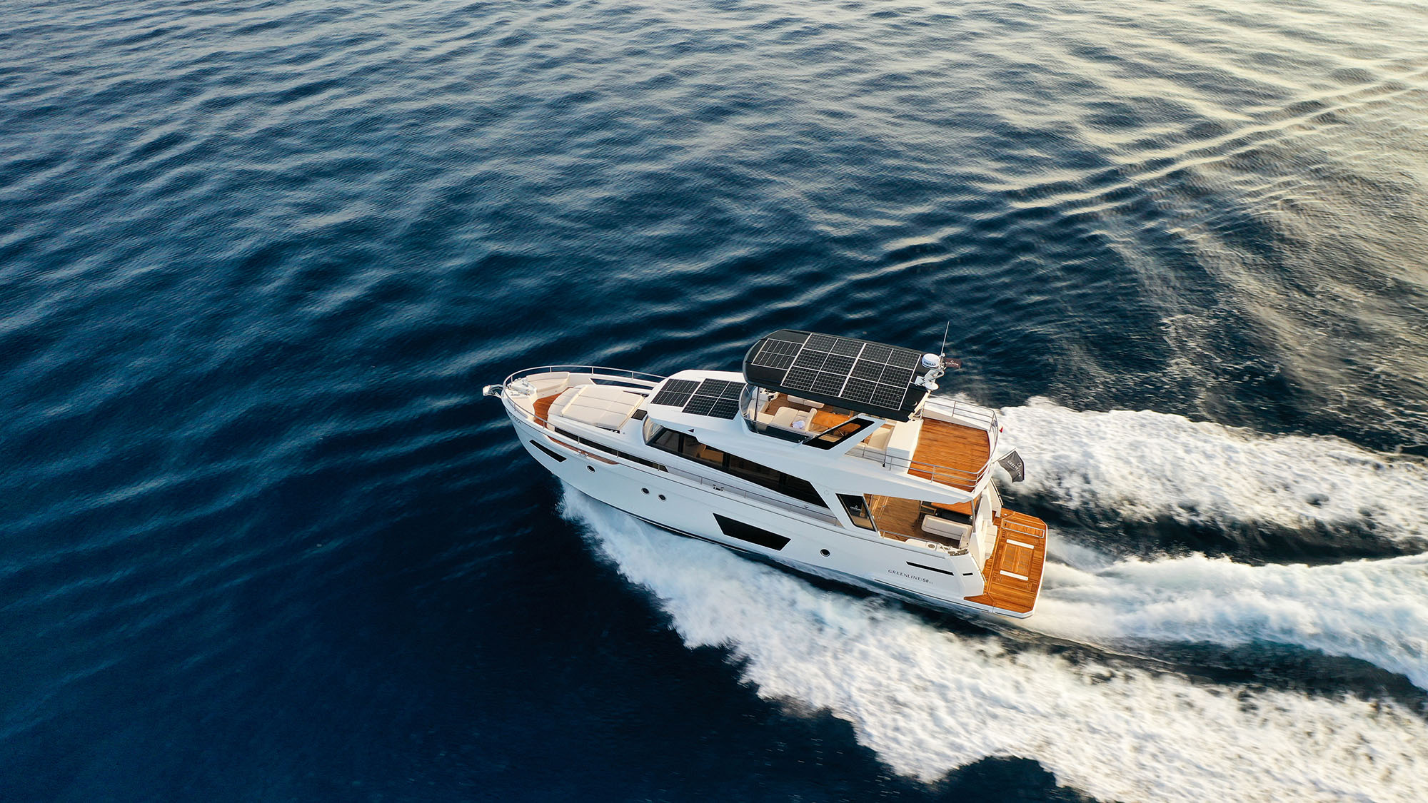 Greenline 58 Fly, jacht met zonnepanelen vaart op zee
