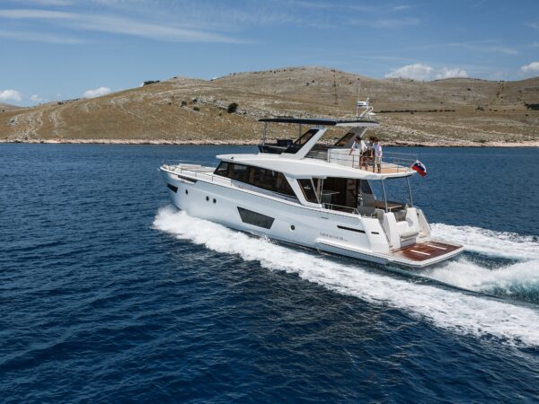 Greenline 58 Fly, jacht varend op zee