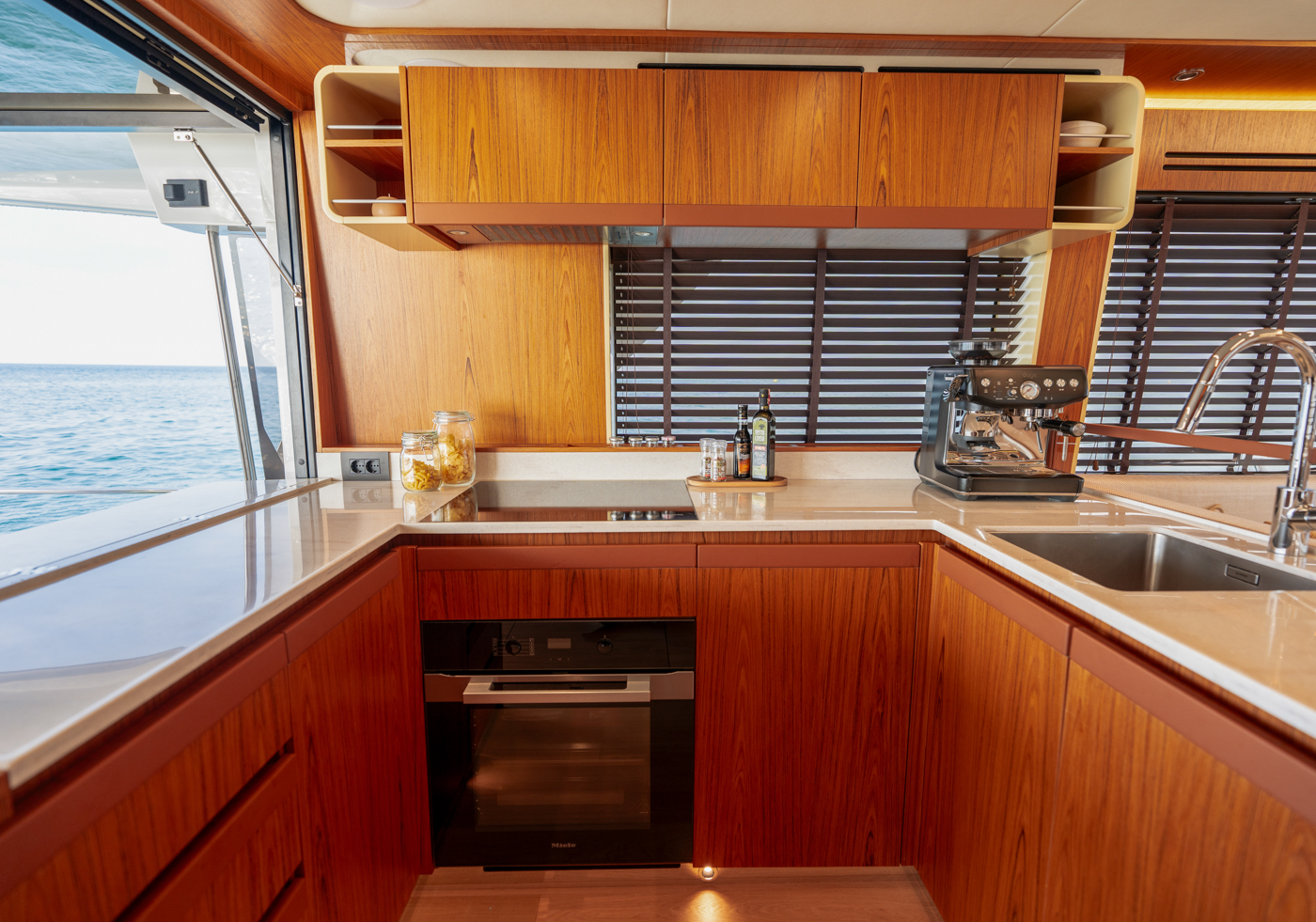 Greenline 58 Fly, keuken met houten kastjes
