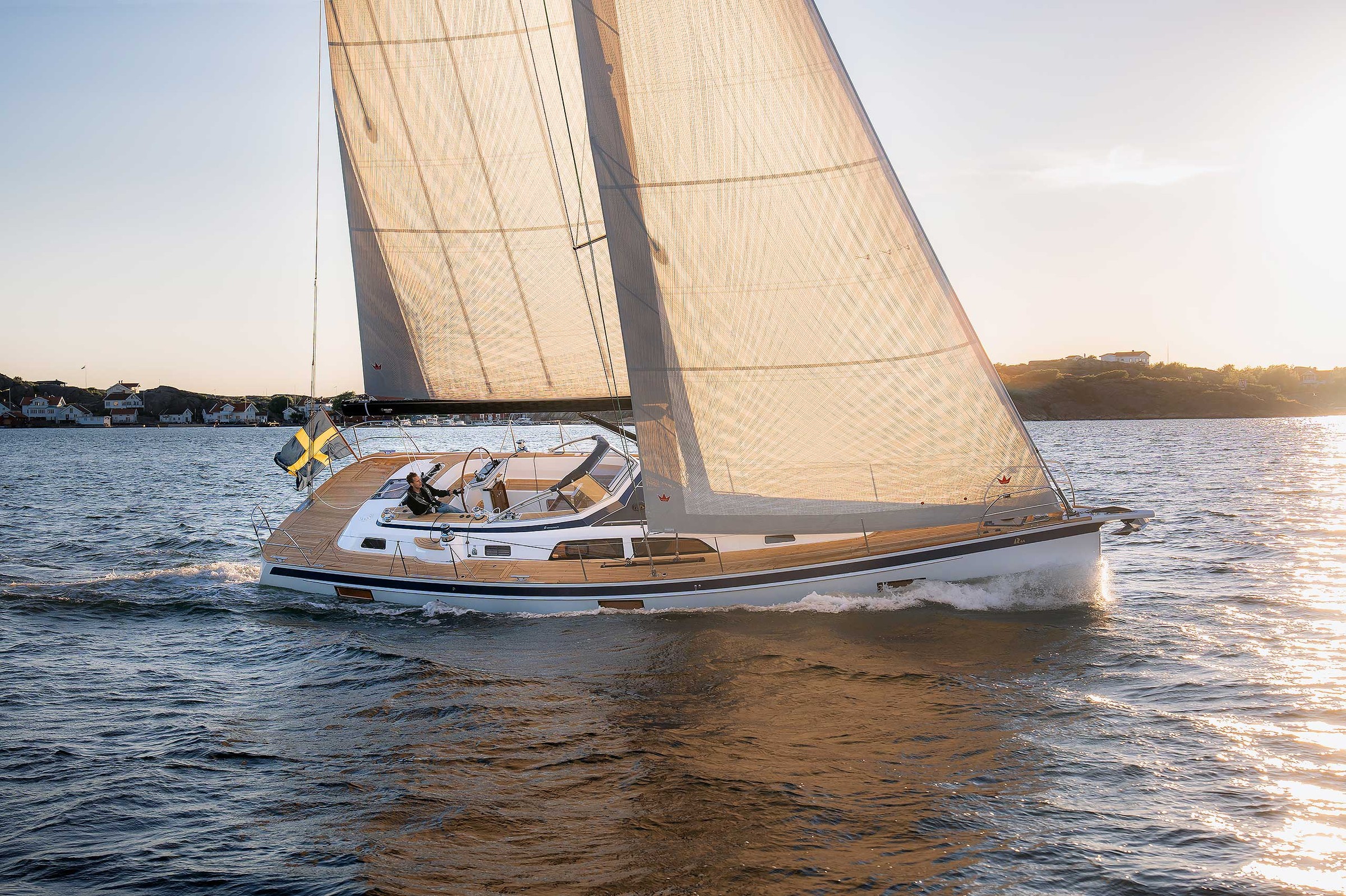 Hallberg-Rassy 44 Mk II, zeilboot varend bij zonsondergang