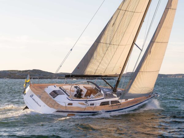 Hallberg-Rassy 44 Mk II, zeilboot varend met volle zeilen