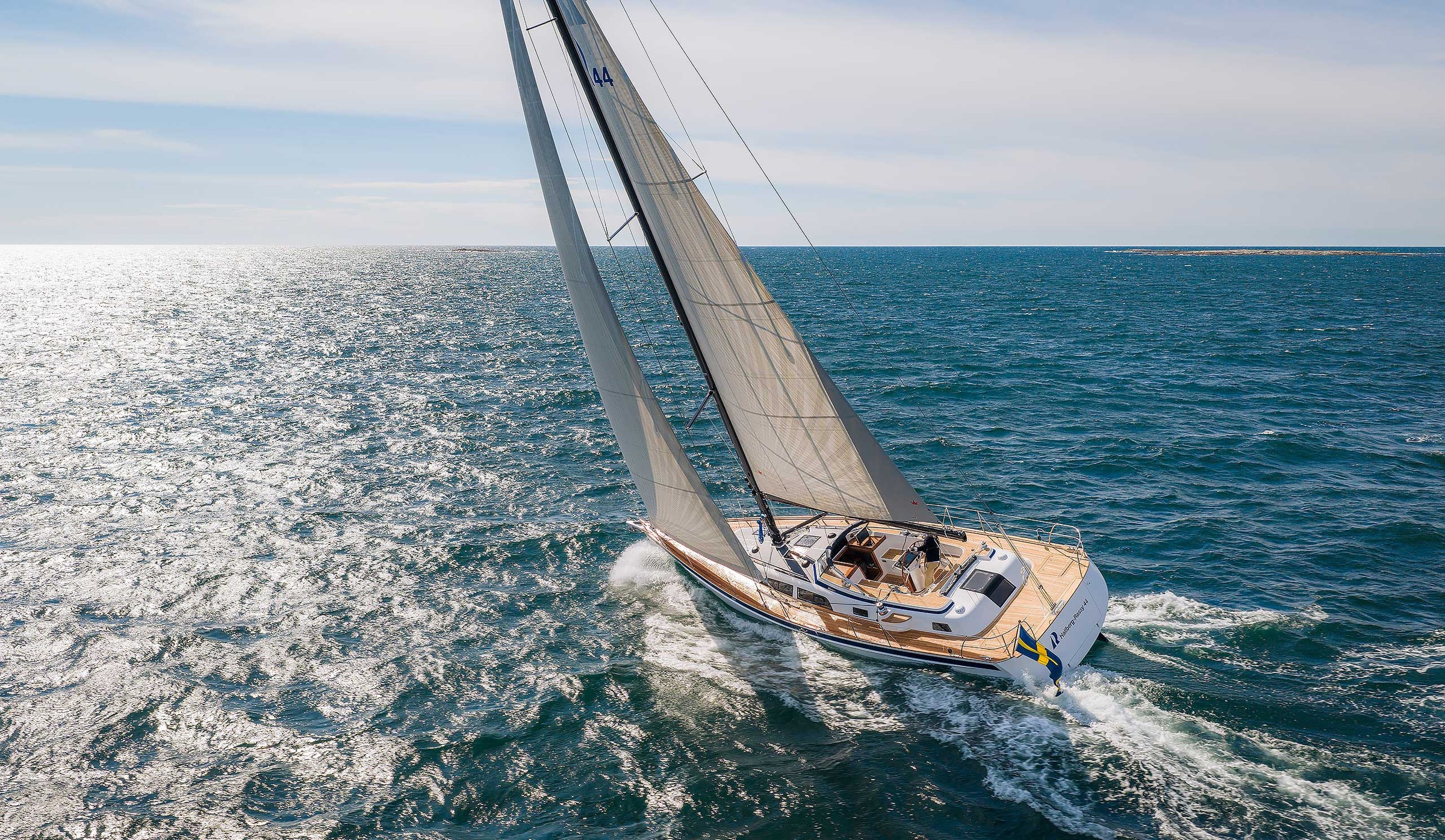 Hallberg-Rassy 44 Mk II, zeilboot varend op zee