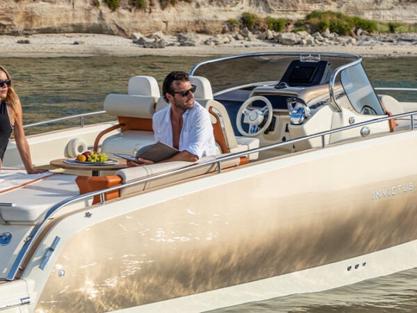 Invictus GT280S, boot met mensen ontspannen