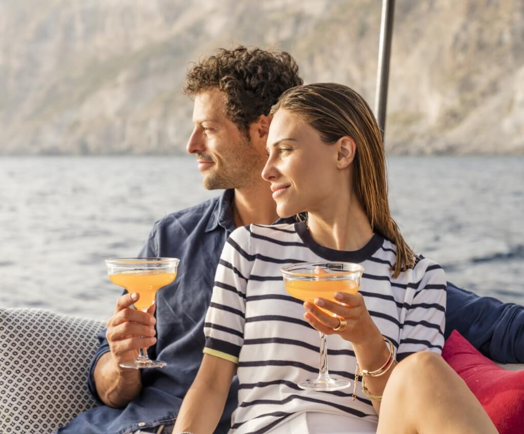 Invictus GT280, stel met cocktails op boot