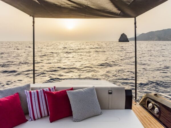Invictus GT280, zitbank met kussens zonsondergang