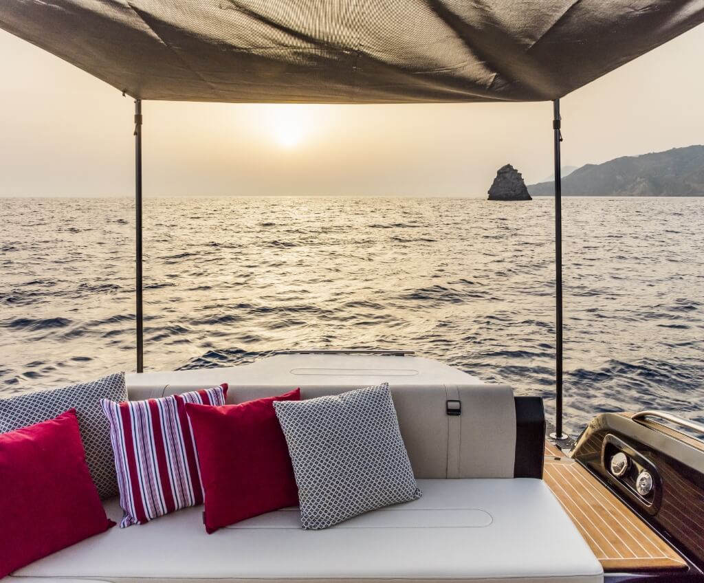 Invictus GT280, zitbank met kussens zonsondergang