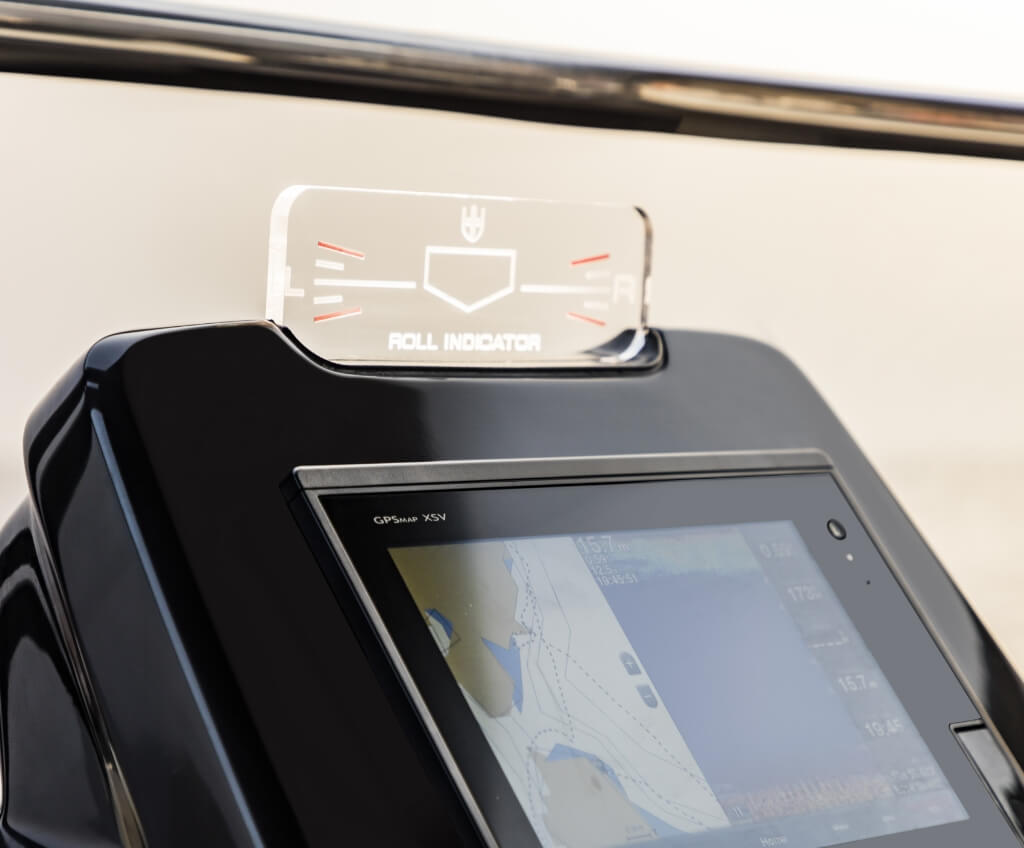 Invictus GT280, dashboard met gps scherm en roll indicator