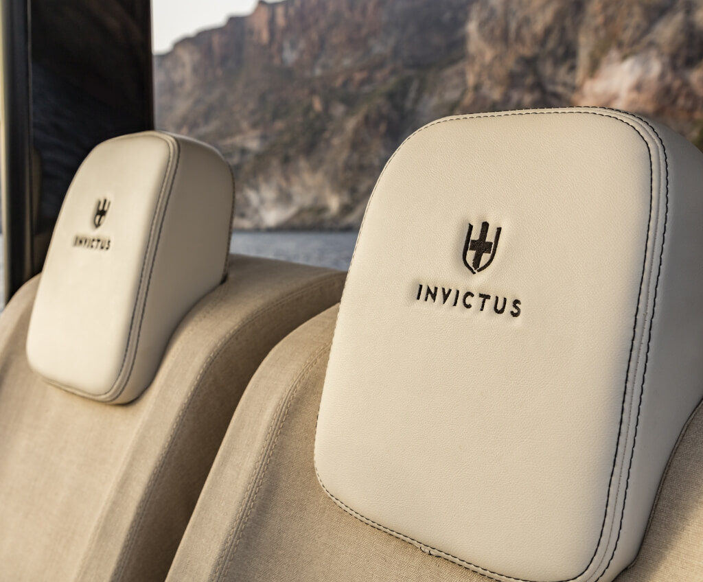 Invictus GT280, hoofdsteunen met logo close up