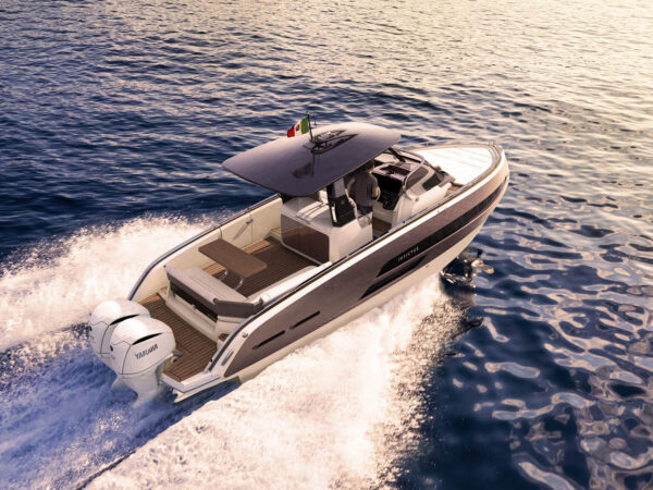 Invictus GT320S, boot varend op zee