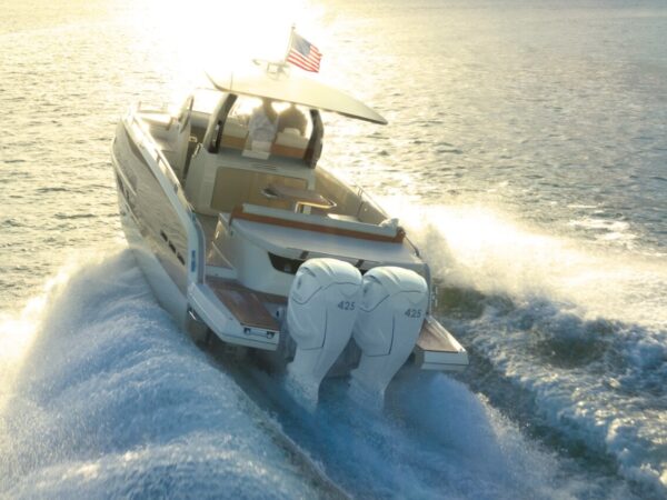 Invictus GT370S, boot varend met golven